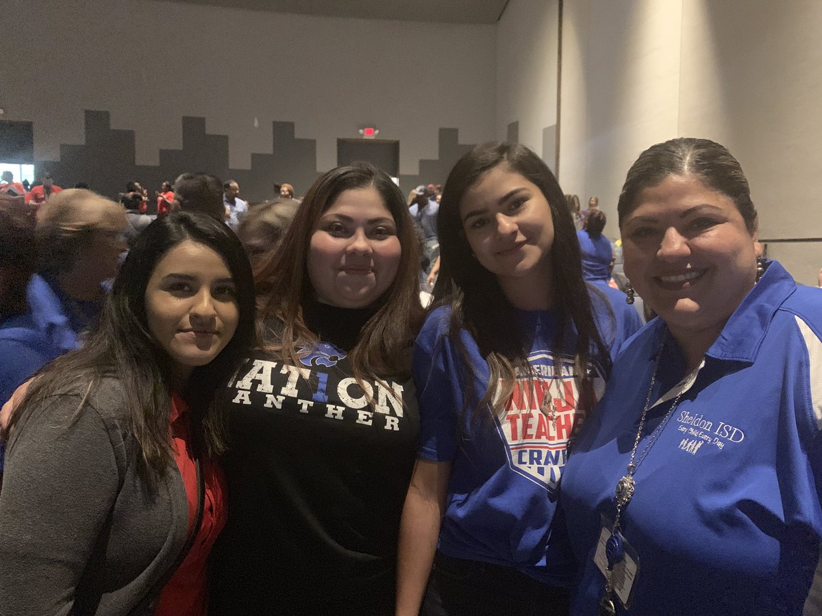 Suessaphone's tweet photo. We are family! @SheldonISD’s Rios family is in the house. #SheldonISDConvocation2019 https://t.co/sZxsKxdq4I