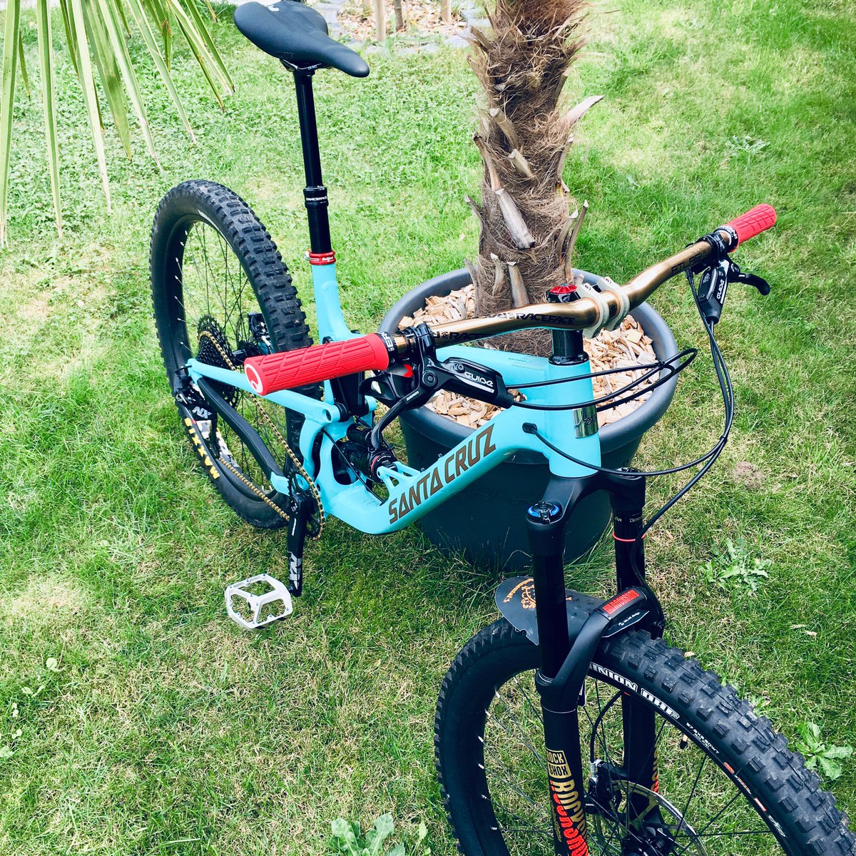 LuJoOutdoor's tweet photo. Neues Bike @santacruzbikes BRONSON AL!! Ein paar kleine Modifikationen habe ich bereits vorgenommen! #santacruzbike #mountainbiking #bronson #santacruzbronson @World_Enduro @enduro_mtb_mag https://t.co/ZDANJouwPv