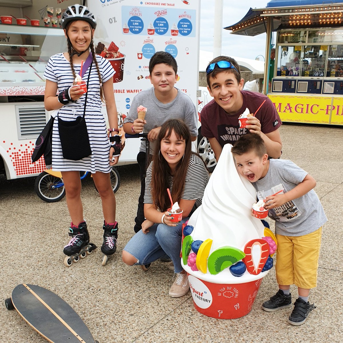 FactoLH's tweet photo. 😍 Les grands et les petits aime le Yaourt Glacé à la plage du Havre 😎
... 
#lh #lh_lehavre #lehavre #lehavrecity #havre #lehavretourisme #lehavretheplacetobe #yaourtglacé #frozenyogurt #yogurtfactory #yogurtfactorylehavre #docksvauban #plageduhavre #uneteauhavre #le_havre https://t.co/DAUUkBsoFw