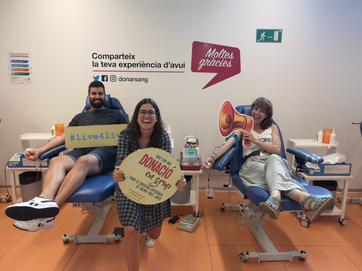 radio4_rne's tweet photo. A Rádio 4 som gent de paraula!
Després de parlar sobre donacions de #sang, Lorena Amo, Roser Puigbó i Ramón Rupérez, del magazine "El Matí a Ràdio 4" han anat a #donarsang després d'acabar el programa de divendres!
I tu, ja ets donant?
#live4live https://t.co/O63Wur9Tbs