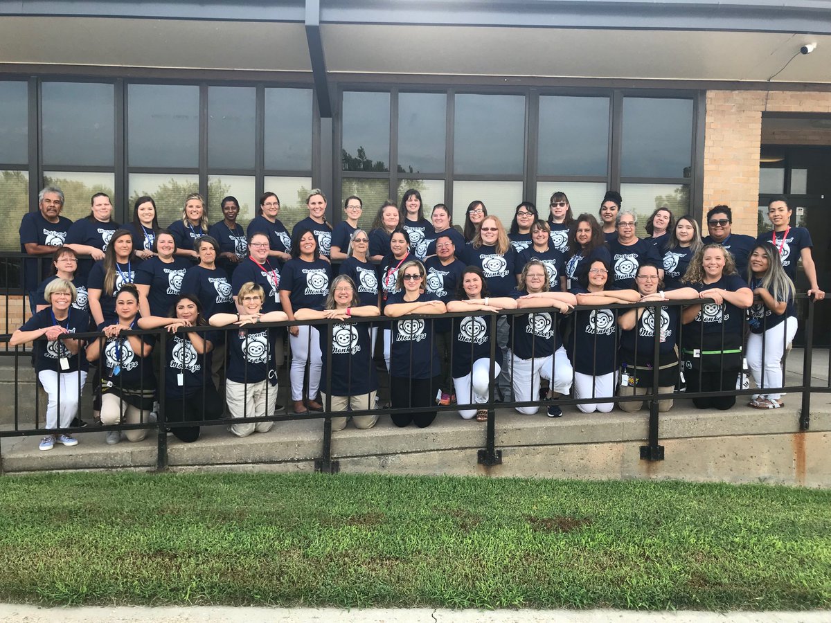 scheibkeva's tweet photo. The Maynard gang is back and ready for the school year to begin!  #MaynardProud  #EmporiaProud  #kidsrock https://t.co/QPLzJUsOs9