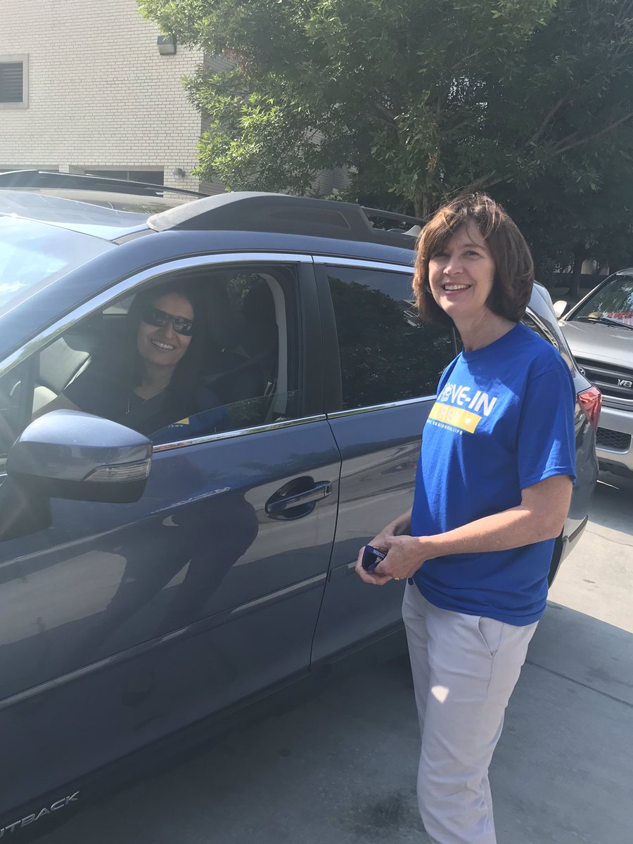 UMKC's tweet photo. Everyone loves this time of year when we welcome New Roos and their families. @UMKCChancellor and his wife Sue get some one-on-one time while families wait for their turn to unload cars at #UMKCMoveIn. https://t.co/bfQ6rehBkZ