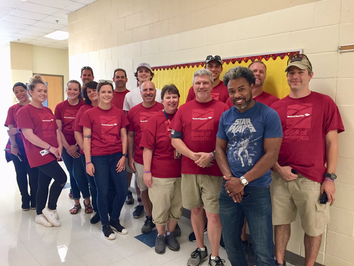 Say hi 👋 to the #LiveUnitedDay @BankofAmerica team out at First Ward Elementary that’s helping prepare teachers for a new academic year! 🍎