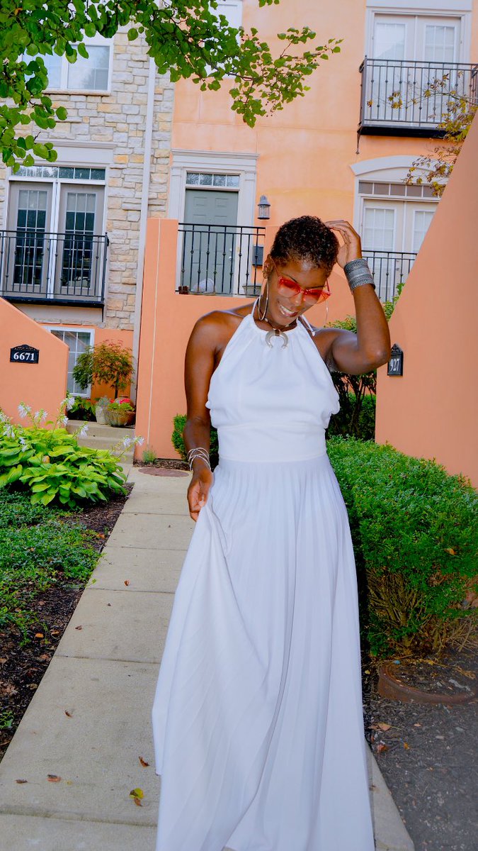 ChalleBrown's tweet photo. #retrolooks #vintagewhitedress #vintagetshirt https://t.co/p2cVssWKYX