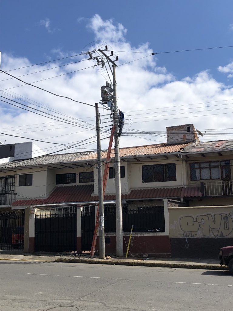 luiseduarbito's tweet photo. Ya es 6ta vez que nos cortan la luz SIN NOTIFICAR @centrosur_ec las empresas del sector de sala de velaciones del cementerio paradas sin poder trabajar!!!! @tomebamba https://t.co/rqwDYgh658