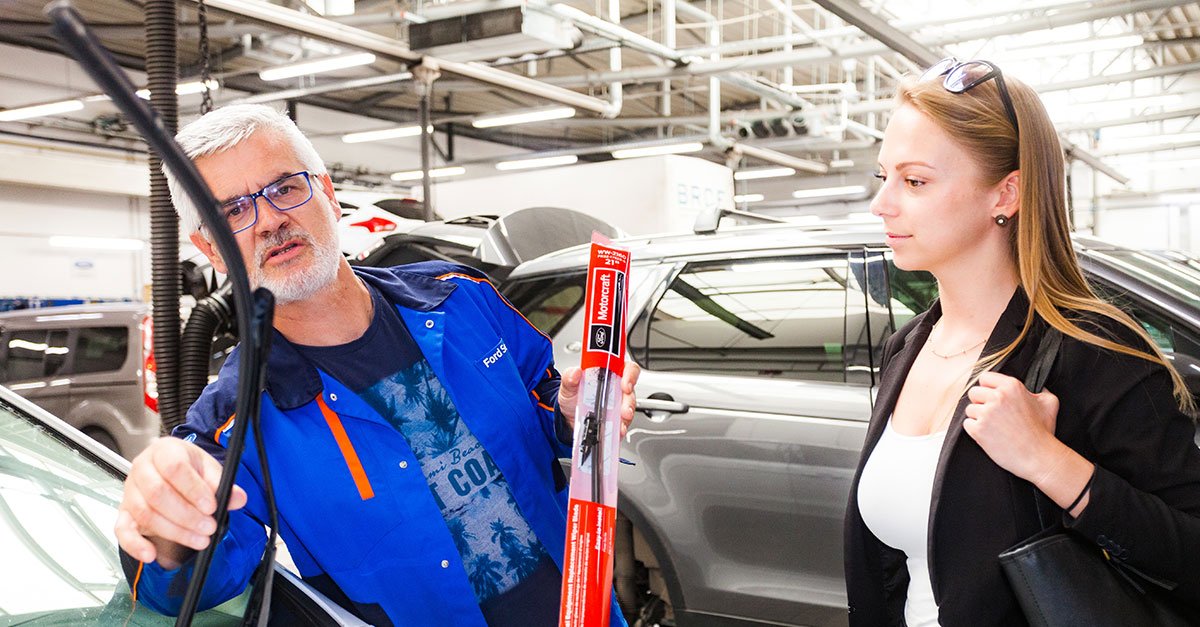 Strokovnjaki 👨‍🔧 Ford Motorcraft pravijo, da živijo in dihajo s Ford vozili. 👌 Preberite, zakaj se jim splača zaupati v servis vašega Forda 💙, ko ima ta 4 leta ali več. bit.ly/VabljeniNaServ…