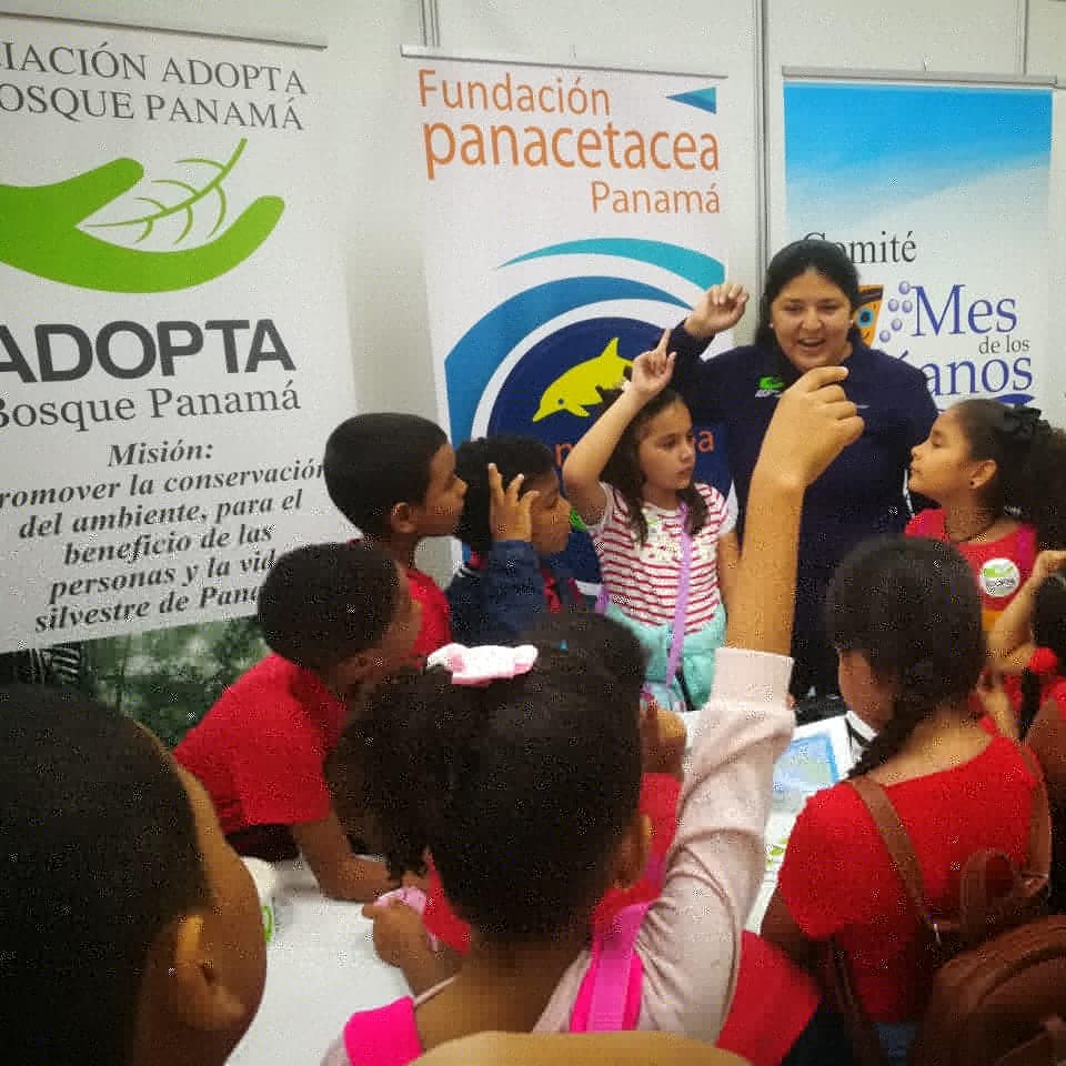 adoptabosque's tweet photo. Ya están llegando nuestros primeros visitantes al stand del #MesdelosOceanos. Allí los #VoluntariosADOPTA están compartiendo sobre la importancia de Conservar nuestro entorno Natural
#TeamADOPTA
#yoAdoptoBosque
@CAPALIPTY
#FILPanamá
#EducAmbiental #environmentaleducation https://t.co/i8BywWErEk