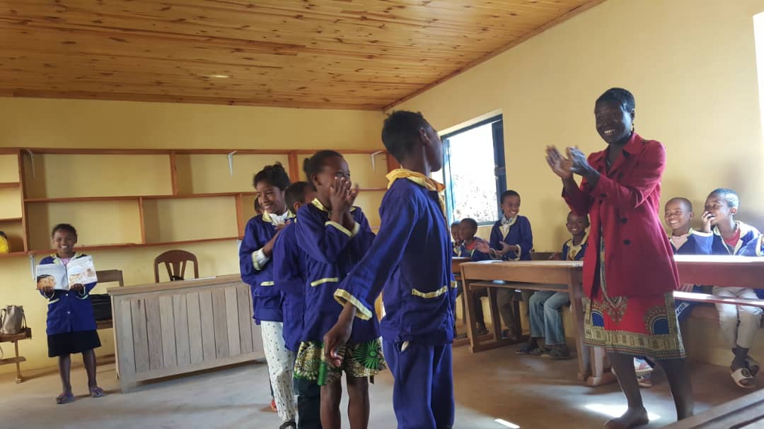 RobtelNeajai's tweet photo. Centre Zazagasy School pupils in Ambohipeno, #Madagascar, energised me today during a workshop featuring my anticorruption children’s books #Gbagba &amp; #Jaadeh!. So very grateful to Malagasy sistah Délicie Rasolofomanana for facilitating &amp; translating! Photos courtesy Sarah Rabeony https://t.co/OXC75oa0Pq