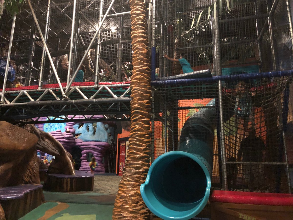 ZavalaTV's tweet photo. Si aún no tienes planes con los más pequeños de la casa, no te pierdas el #ExplorandoAZ de hoy a las 5pm @UnivisionAZ  Un lugar perfecto para escapar del calor que es "solidario" con el bolsillo de los padres ;) y muy divertido. @makutusisland https://t.co/vfgGWlXgZE