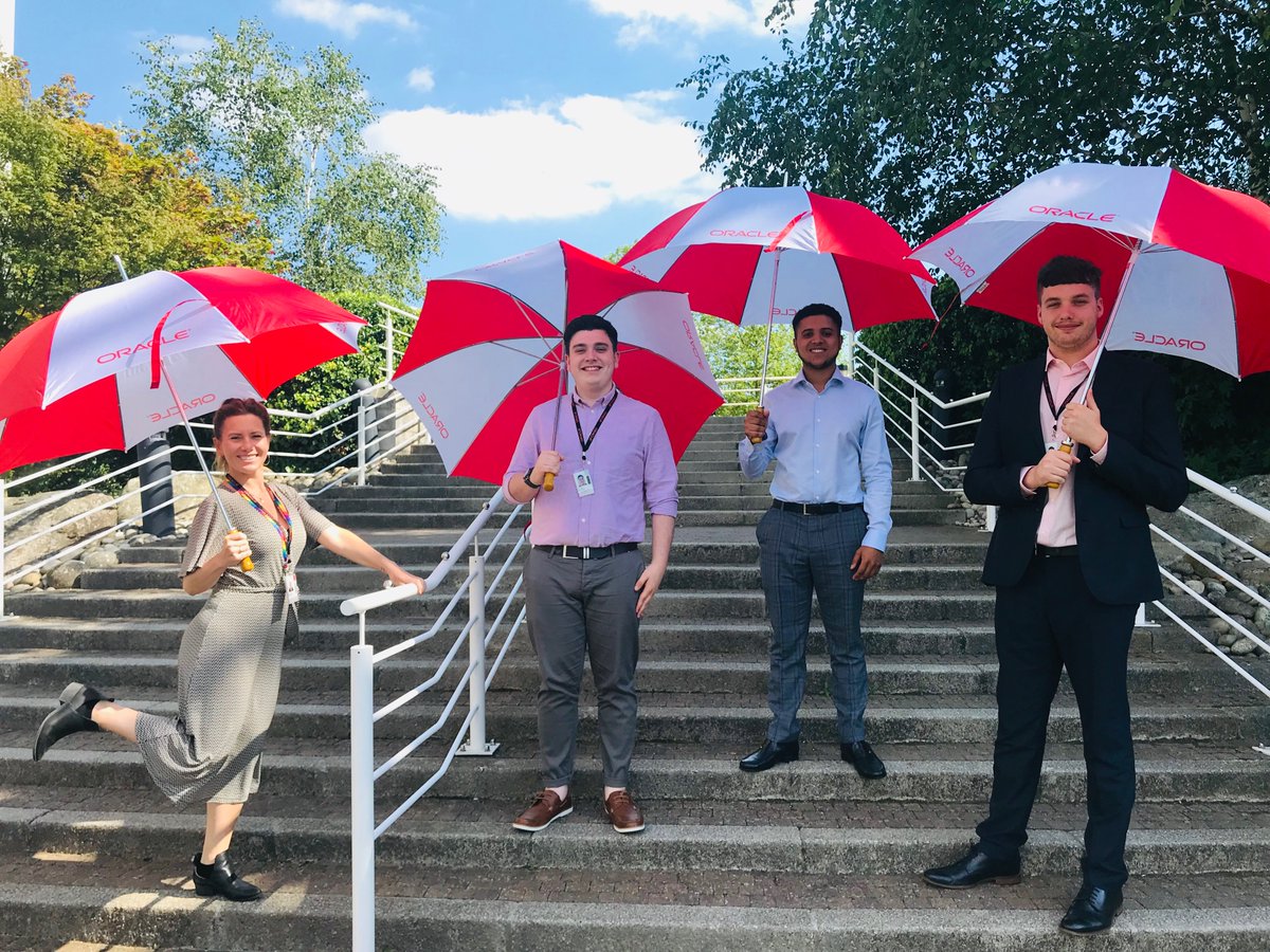 Lee_Menzies2's tweet image. Our new #OracleFieldSupport #interns have got that #FridayFeeling Hope everyone is ready for the weekend! #lifeatoracle #exploreoracle 😎