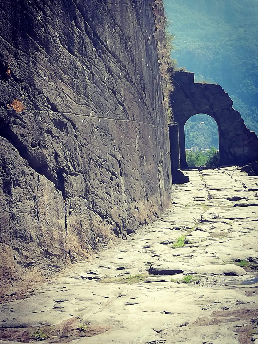 CedernaIs's tweet photo. Questo tratto della Via delle Gallie é veramente suggestivo. Pochi altri posti ho visitato capaci di ricreare una ambientazione così forte da far quasi vedere cosa succedesse due millenni fa. Siamo a Donnas, pochi chilometri prima di Aosta venendo da Ivrea. https://t.co/XHfPWMGiMI