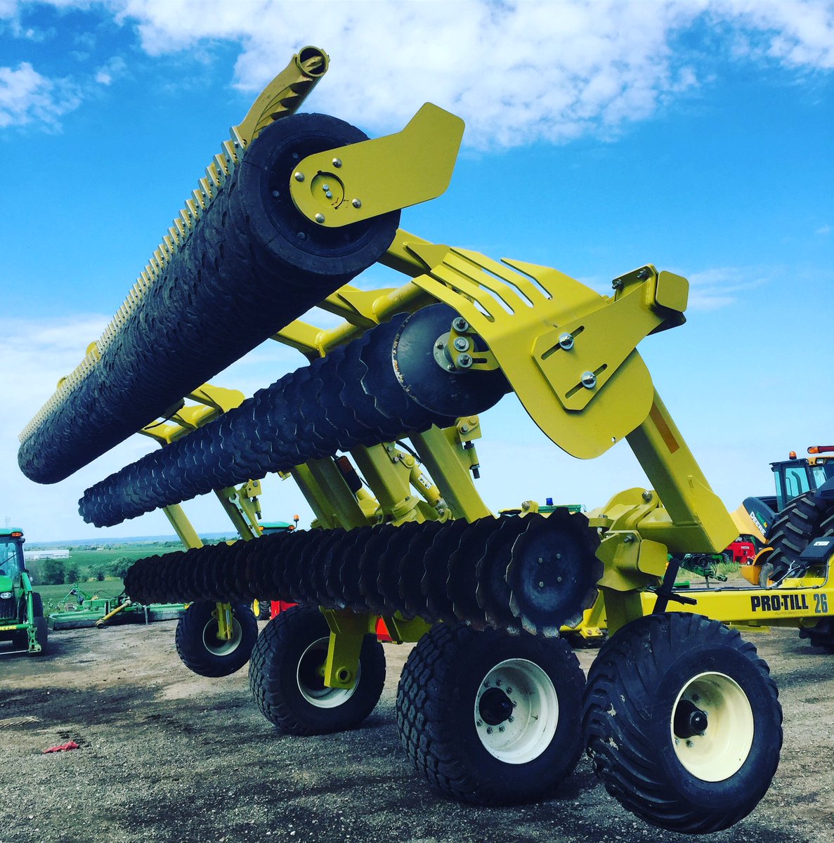 GreenTractorsJD's tweet photo. This big beastie @degelmanind ProTill26 Compact Disc Cultivator is on its way right this minute to its first job at its forever home! Impressive!
#degelman #protill #tillage #seedbedprep https://t.co/ivXSMzn8cS