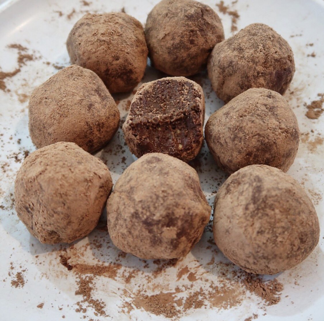 These avocado #chocolate truffles were incredible. Made these for a family gathering and all the non #vegans loved them! Only 5 ingredients. Leave a comment if you want the recipe. #vegan #GoVegan #plantbased #veganfood #food #crueltyfree #delicious #yum