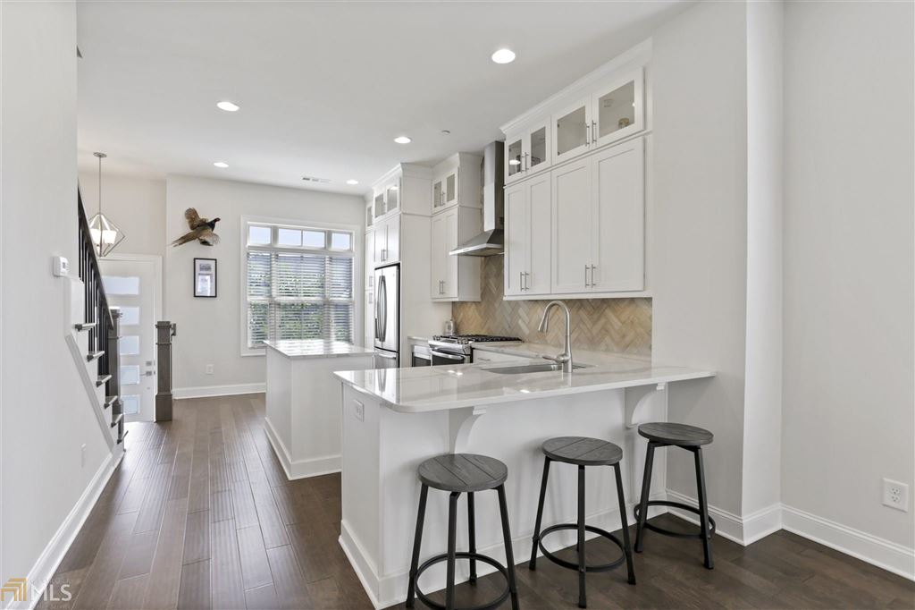 atlpropertynet's tweet photo. Beautifully appointed, move-in ready end-unit townhome. Windows on 3 sides with dramatic views of Atlanta skyline from the family room ... https://t.co/jfyjjVKTae #atlanta #realestatelife #realtors #sandysprings https://t.co/qYkrCHHksm