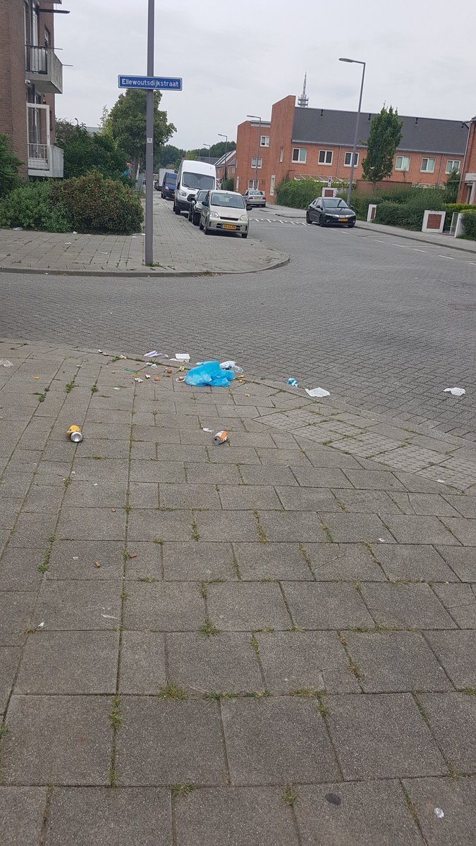 Laura52444821's tweet photo. Ellewoutdijkstraat 2 zakken opgeruimd 1 maal pv en rondom de container schoongeveegd https://t.co/nODw4yhoxv