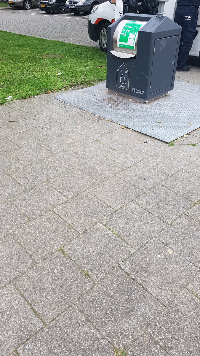 Ellewoutdijkstraat 2 zakken opgeruimd 1 maal pv en rondom de container schoongeveegd