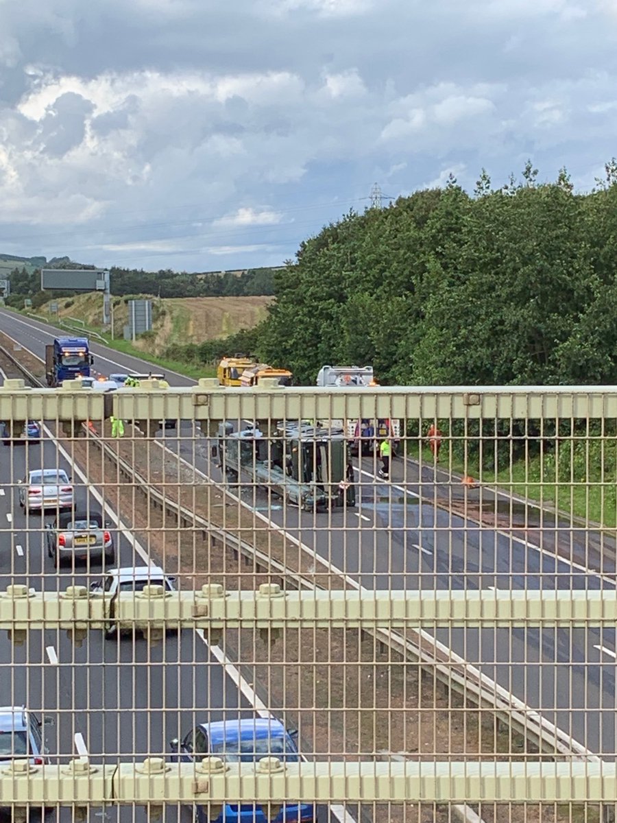 Aliasbiker47's tweet photo. M90 southbound crash! #M90 https://t.co/s002VTy1x9