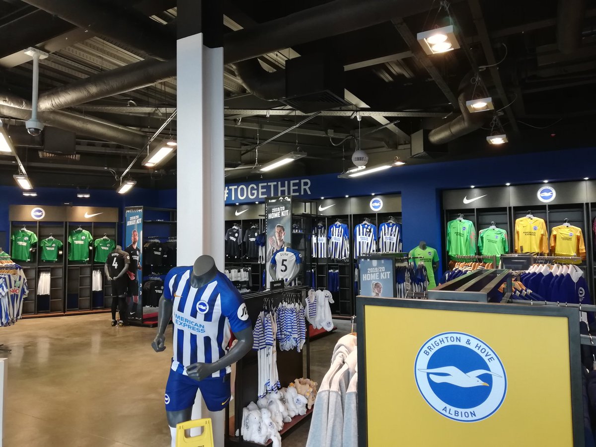 Manchester United 勝利の男神 ブライトンのオフィシャルストア 明日ウェストハムとの試合があるみたいなので チケット余ってないか聞いてみたら 一度買ったことある人じゃないとダメ って言われました W き 厳しい W W