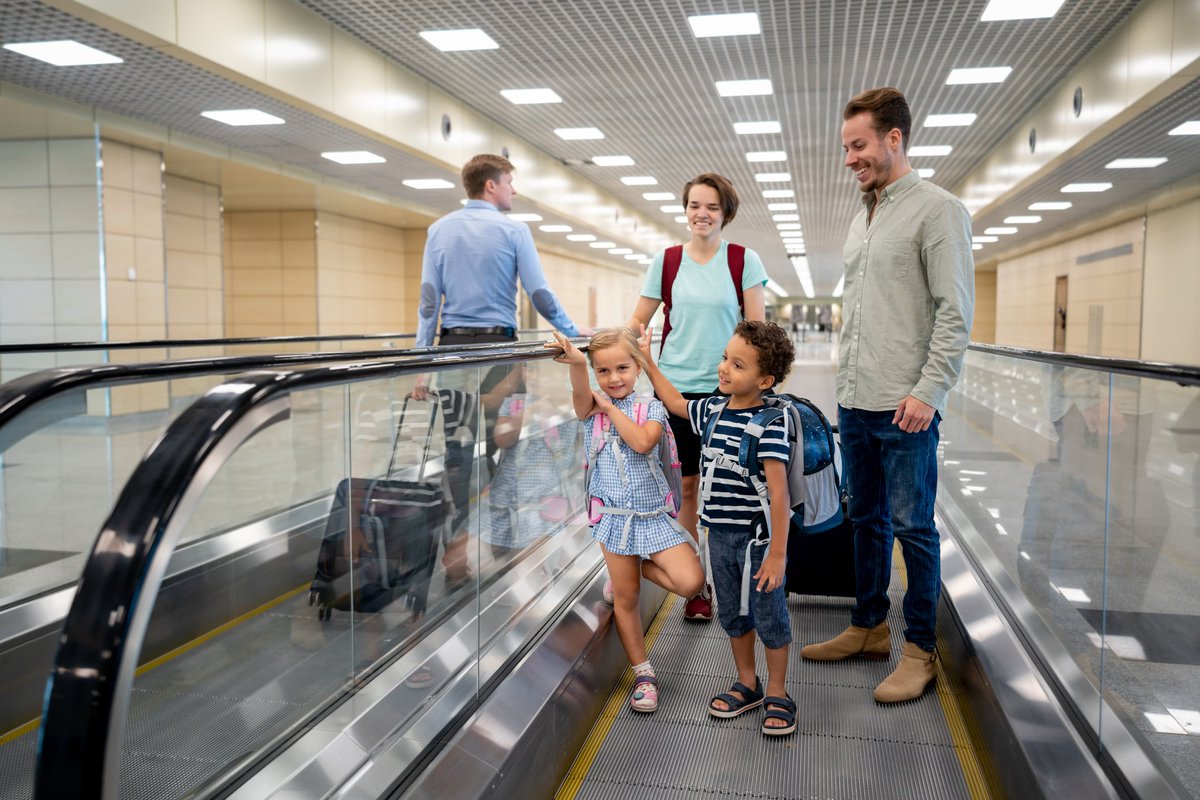 FAANews's tweet photo. Still squeezing in those last minute #SummerTravel 😎 plans? Make sure you #FlySmart by checking out the dos and don’ts of flying ✈️ at https://t.co/OEcsXGqzzw before you take off for your #vacation. 🧳 #KnowBeforeUGo #FlySmart #AirlineTravel https://t.co/g7AHNRAYNd