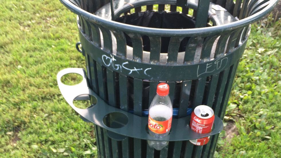 OriginalYoni's tweet image. In Norway, you get a small amount of money for recycling bottles/cans. Many trash cans have these holders around them so the less fortunate don't have to search through the trash to collect them.
