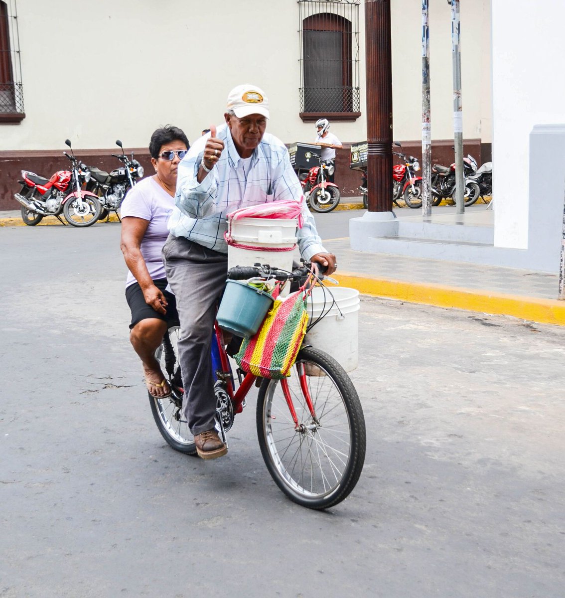 antropomo's tweet photo. Couple on a bicycle in Nicaragua. I loved their happy response and the way they transport everything on their bike. Felt a bit like home (The Netherlands 😉). #Nicaragua #bicycle #Netherlands https://t.co/6A9zeV20gt