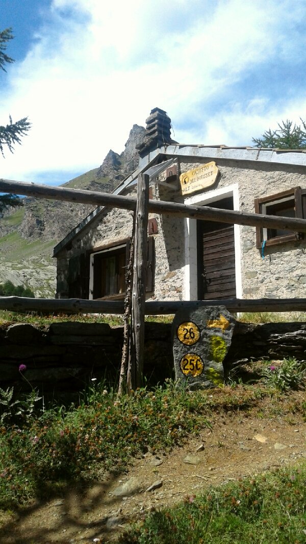 Antonella_Noire's tweet photo. La Punta #Pousset si è sdoppiata, anzi, triplicata? No, è il #camino del Casotto #pngp del Pousset, sulla dorsale divisoria di due valloni
#VallediCogne #GranParadiso #montagne #naturalpina #casadelparco #levallidelcuore https://t.co/GacuGUq43t