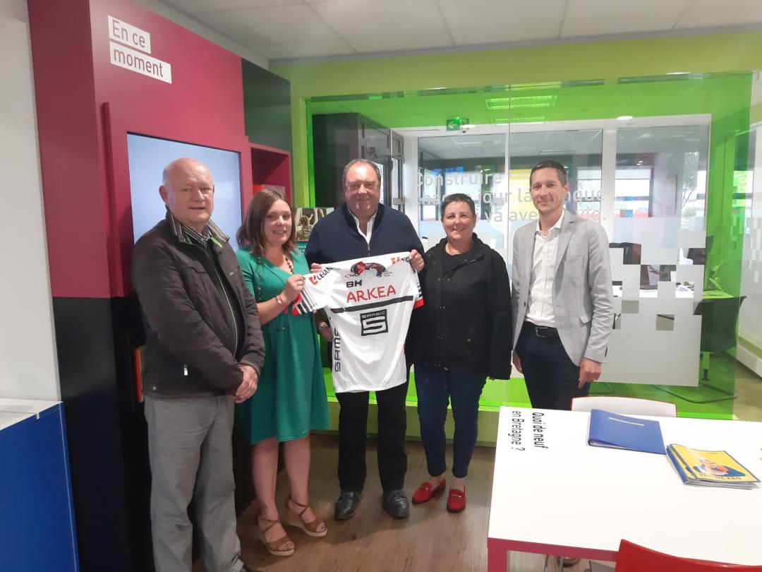 ccmRostrenen's tweet image. Bravo 👏👏 au gagnant de la CCM de Rostrenen qui remporte le maillot de l&apos;équipe @Arkea_Samsic 🚴‍♀️🚴‍♀️