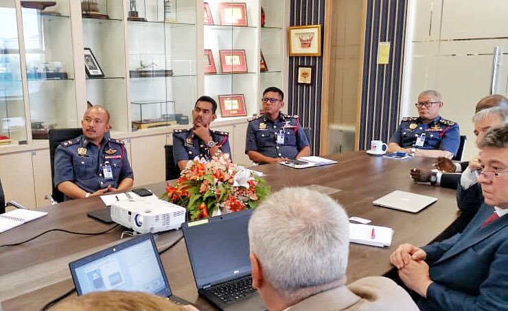 unitudarabomba's tweet photo. Putrajaya - Sesi perkongsian ilmu berkaitan helikopter baru di pasaran antarabangsa oleh Rostec Russia bersama YAS @KP_bombaJBPM , YS @NaziliMahmood dan pegawai2 di Unit Udara JBPM sebentar tadi.
@FaizalIzani 
@capt_saiful 
@capt_lanz 
@MUHAMADAZMIBIN4 
@ruzaidi_mohd https://t.co/u1f7dxKxRa