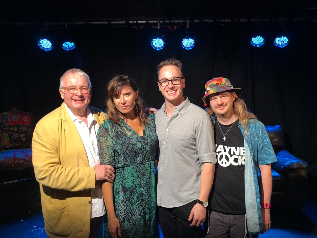 Fuzzyhaggis's tweet photo. I had such a lovely time at #latelunchwothbiggins with @onebiggins, @RonniAncona and Jason from @thetappack at @ThePleasance today! Thanks for all the love for @KirkcaldyHigh @KHS_LGBT! 🏳️‍🌈😀❤️ https://t.co/OptfdFEGyI