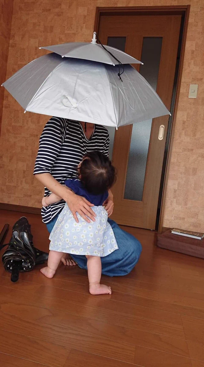 話題のかぶる傘を買って快適に過ごせるのは良いが1つ大きな問題が…ww