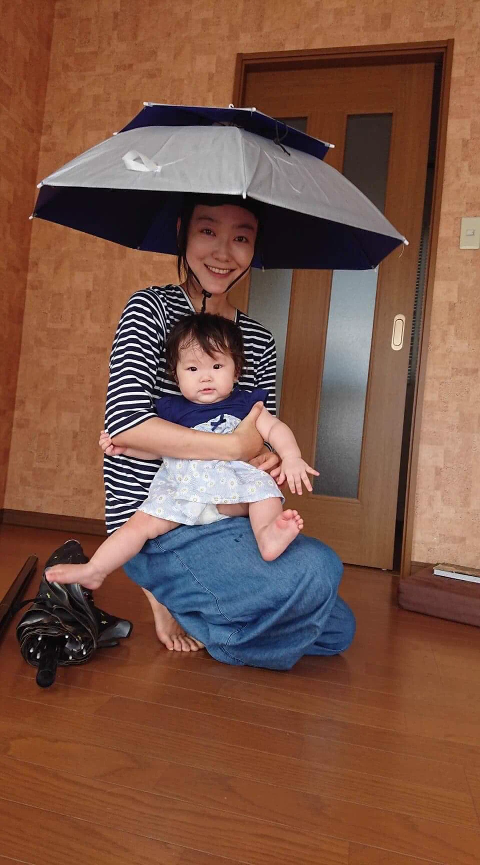 話題のかぶる傘を買って快適に過ごせるのは良いが1つ大きな問題が…ww