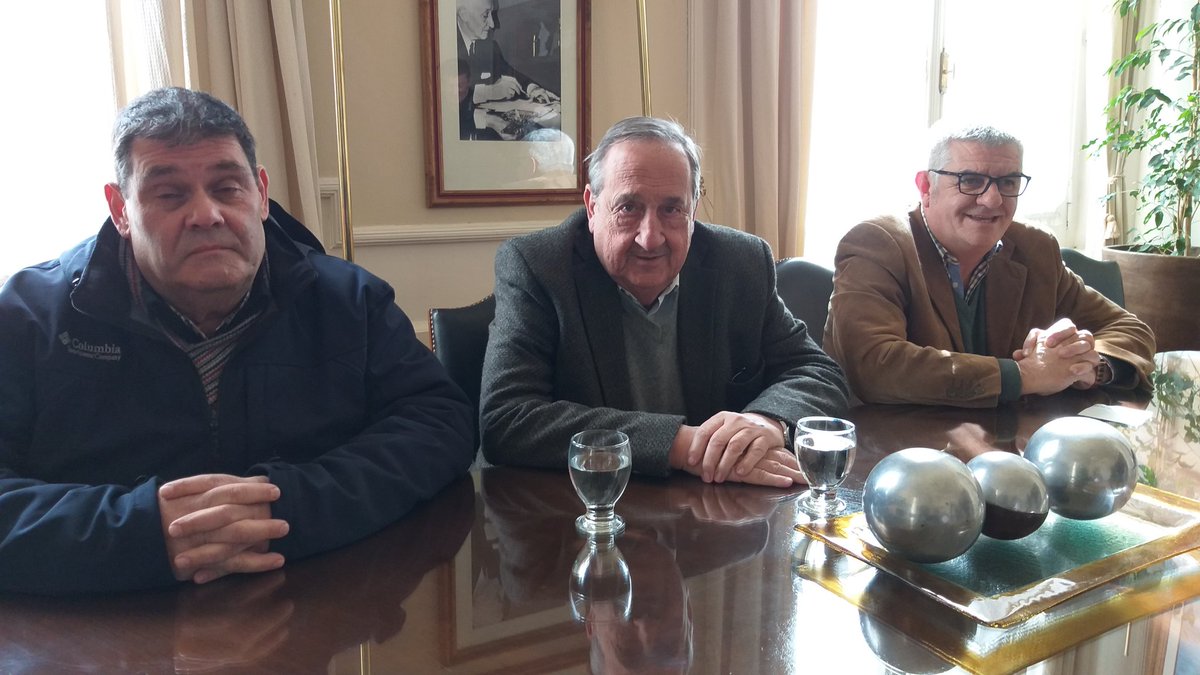 Este mediodía quedó acordado entre el Municipio de #tandil y la Liga Tandilense de Fútbol la colocación de la segunda y última tribuna que estaba dispuesta desde hace un tiempo. @PeronchaNegrita <a href="/Rami8919/">Ramiro Di Fonzo</a> @Consejo_Federal <a href="/carmelodeazul/">Carmelo Petruzzo</a> <a href="/afa/">AFA</a>