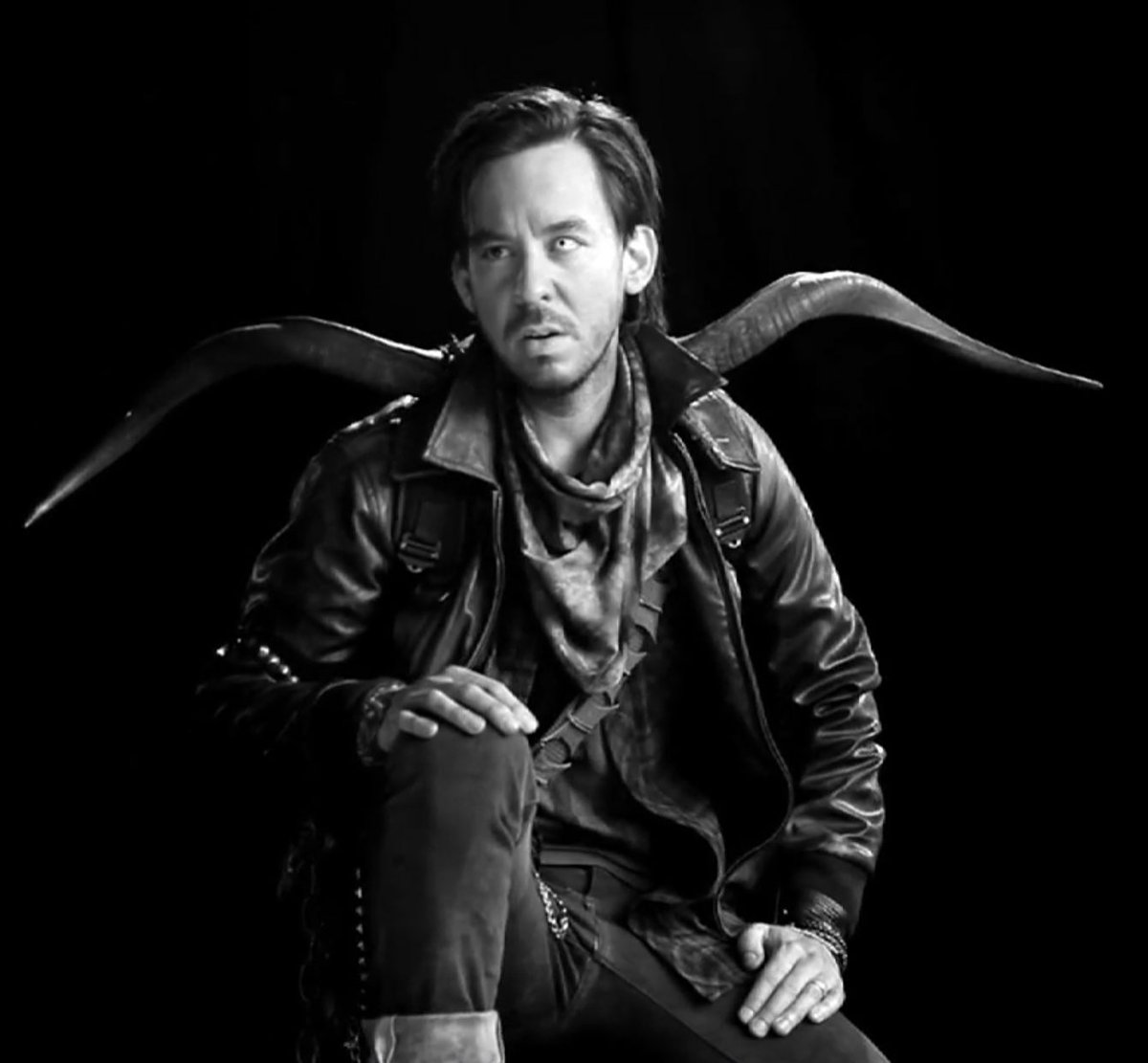 ATS hair: Glow-Up aka “I’m sexy and I know it”. Showed up after Mike woke up one morning and suddenly remembered about styling products existence. Looks shiny. The absolute star of Iridescent music video.