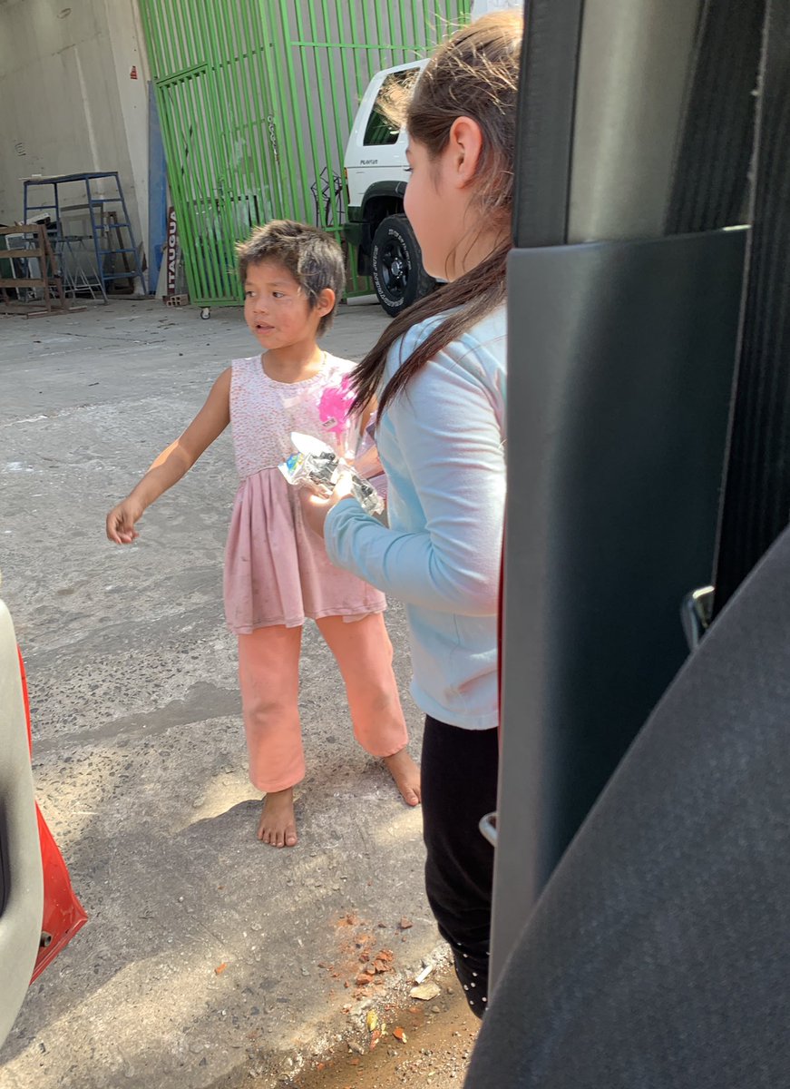 lucaspurizaca's tweet photo. Este día del niño mi hija decide cambiar su regalo por 10 regalitos y salir a entregar. Sophi con un acto tan pequeño enseña TODO! 😍❤️ https://t.co/HbQ9O7vyQn