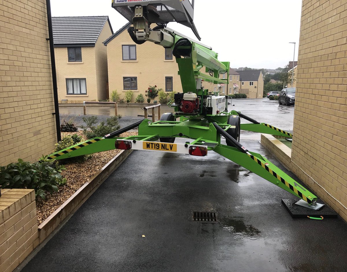 FutureMastics's tweet image. Future Mastics carrying out customer care work to high level gable earlier today in Frome. #mastic #masticman #sealantapplicator #frome #access