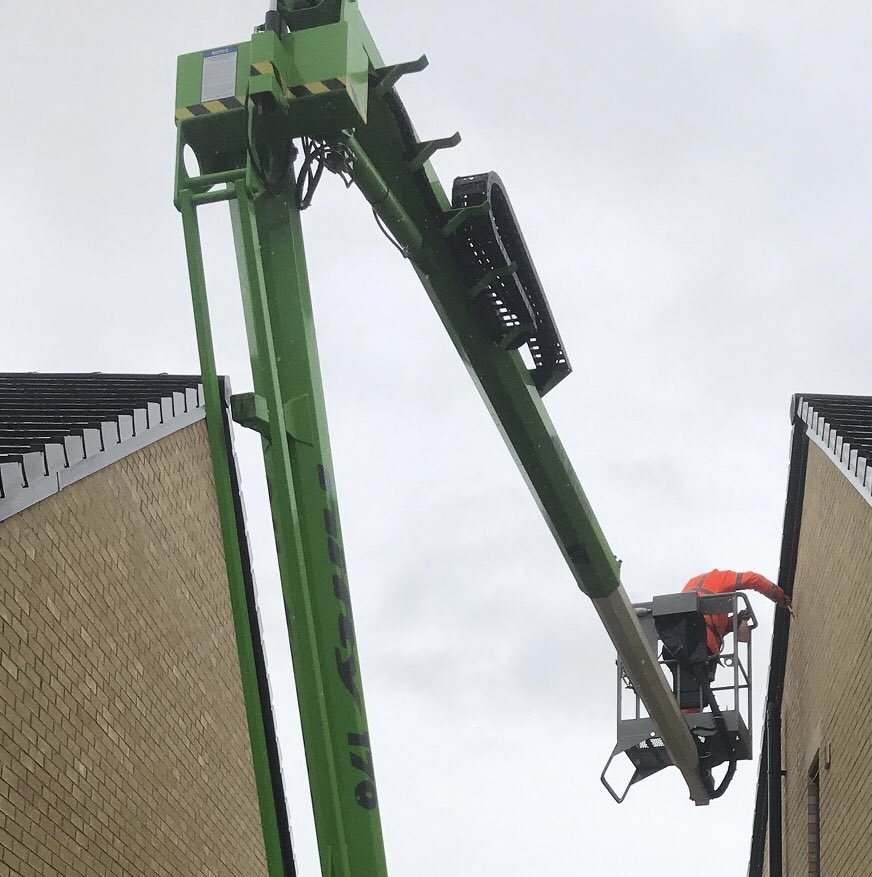 FutureMastics's tweet image. Future Mastics carrying out customer care work to high level gable earlier today in Frome. #mastic #masticman #sealantapplicator #frome #access
