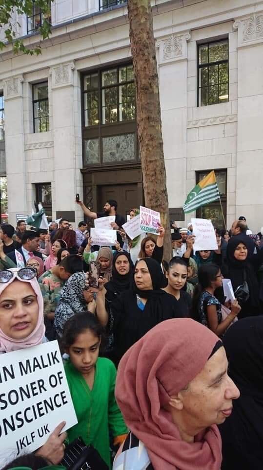 JklfUk's tweet image. A historic protest was organised by Jammu Kashmir diaspora in London yesterday against Indian atrocities in Jammu Kashmir, and illegal and inhumane attemps of India to alter the disputed status of Jammu Kashmir. #NaziModi #IStandWithKashmir #ModiLiesAtRedFort