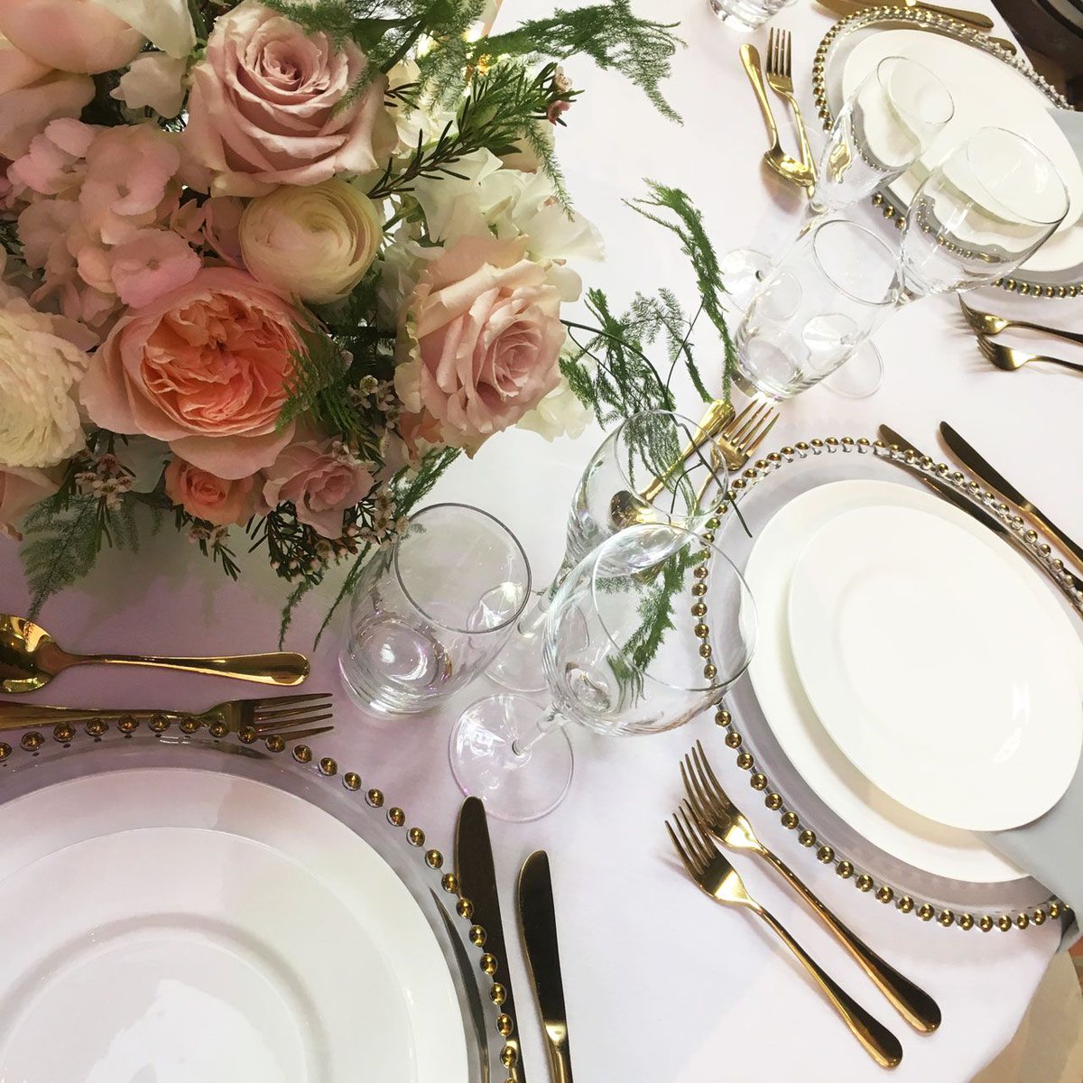 Beautiful colour combo 😍 Photograph by @melaniechittyphotography⠀ Flowers by @tillytomlinsonflowers #hirethelot #weddinghire #weddingflorist #circomediahires #goldcutlery #weddingtableware #weddingtable #weddingtabledecor #elegantwedding #weddingstyle #weddingplanner