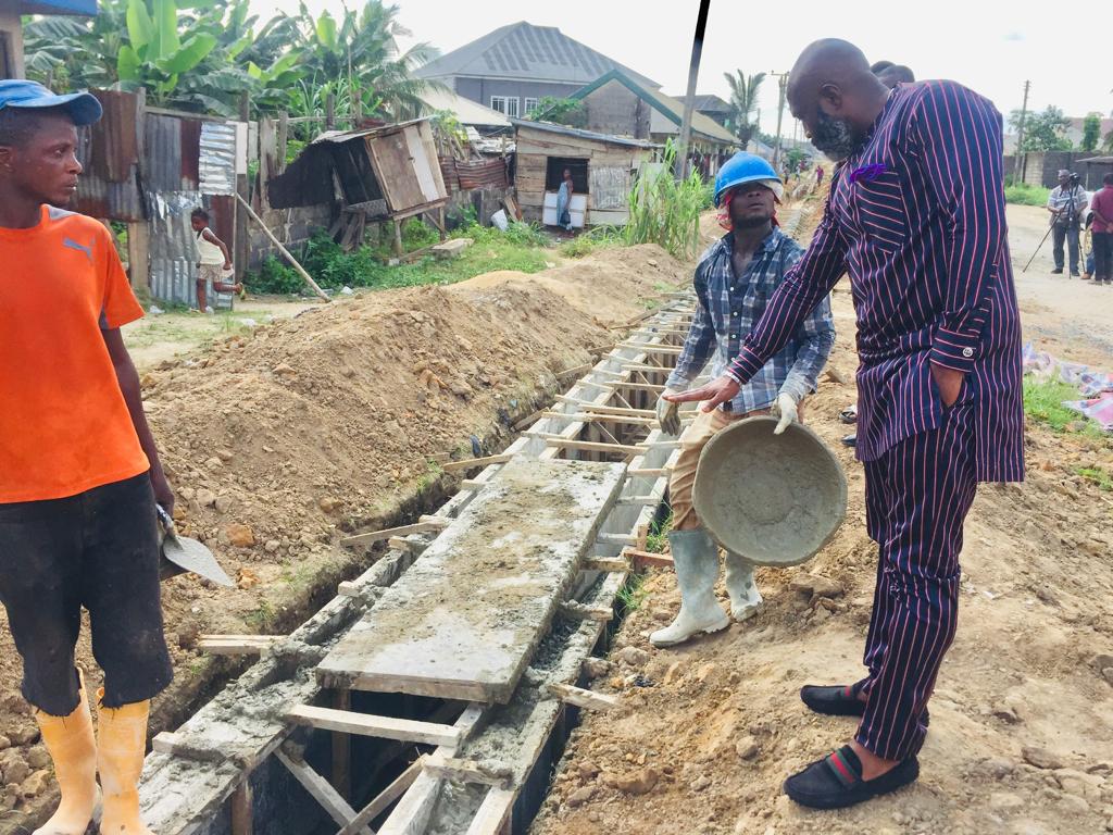 wogu_eric's tweet photo. NDDC PROJECT INSPECTION 

The Rivers State Coordinator of Niger Delta Development Commission (NDDC), Hon. Tekena Flag Amachree inspects Obio/Akpor end of Trans-Kalabari (Navy Junction to Eagle Cement) and Bazino/Redeem Roads in Rumuolumeni community. https://t.co/3hGNthU9S4