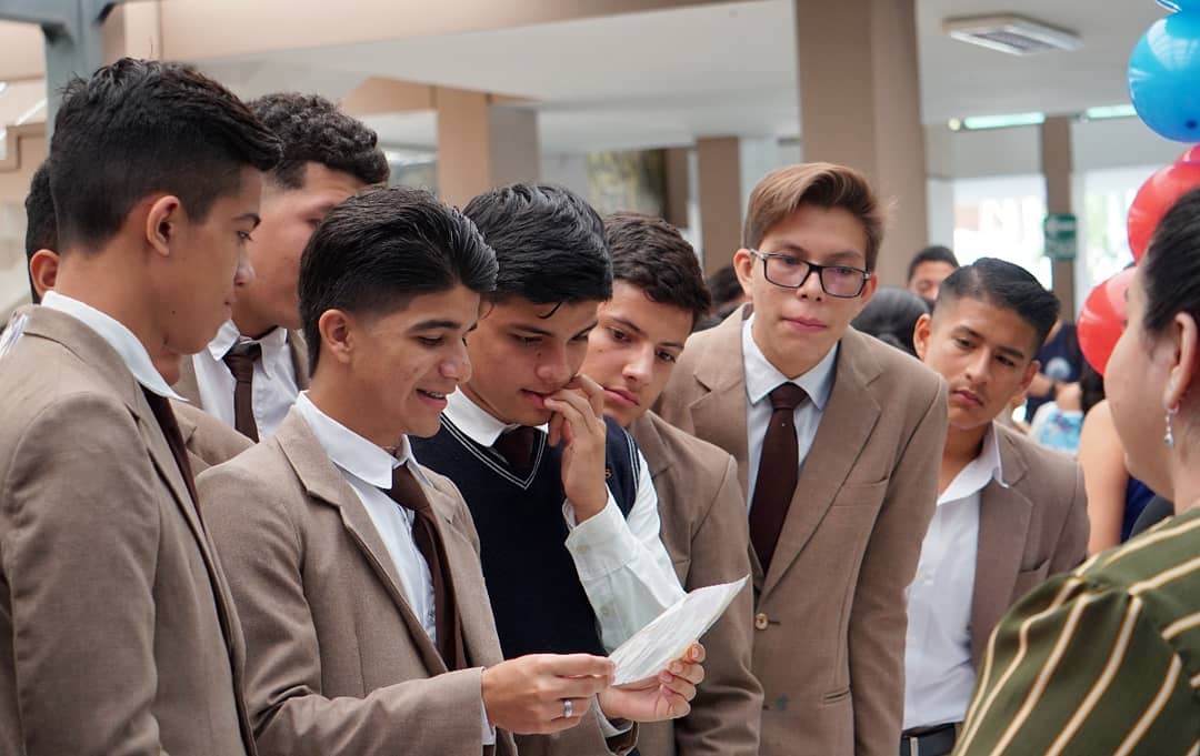 ulvr_edu's tweet photo. Esperamos que nuestros invitados hayan disfrutado su estadía en nuestra #CasaAbiertaULVR2019 😊😁 | Esperamos verlos muy pronto 📚🙋♂️ #YOSOYLAICO #ULVR #PreparandoGeneraciones ✍ https://t.co/ybDCAXz8Fp