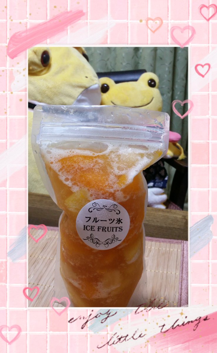 fukuneko77's tweet photo. 花火大会で買ったフルーツ氷、冷凍ミカンがギッシリ入っててめっちゃ美味しかったから容器を捨てきれずに使い回しリサイクルしてみました
(〃艸〃)
パインとピーチとミカンを入れて、リプトンのフルーツティーを注いで冷凍庫にinヾ(*´∀｀*)ﾉ
真夜中に何してるんだろう💧
明日のお昼ご飯にします。 https://t.co/RbpmcjCIFn