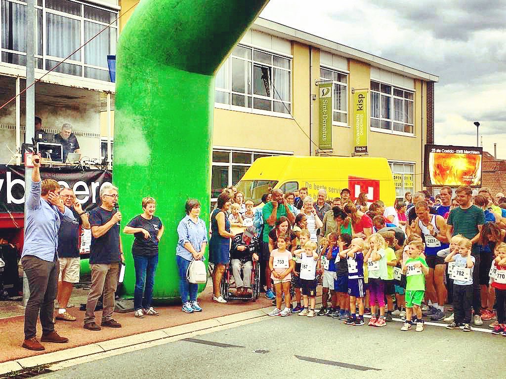 cdenvmerchtem's tweet photo. Onze schepen van jeugd en sport @ToonLuypaert gaf het startschot van de Corrida loopwedstrijd, jaarlijks georganiseerd door #KWBMerchtem. 
Tevens met dit startschot is #MerchtemKermis officieel van start gegaan 🥳 Feest ze!
#Merchtem #cdenvmerchtem
#tiendagenfeest #Merchtem1785 https://t.co/NOA2N3QI89