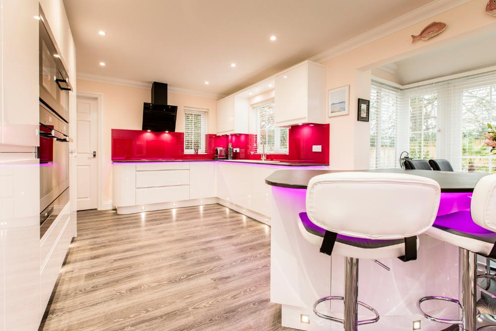 HWKitchenDesign's tweet image. The Mackintosh Integral gloss white units with an integral ‘j pull’ style door, this clean finish was softened with curved end units and a curvy island.
herbertwilliam.co.uk/portfolio/mode…
#mackintoshkitchens #kitchendesign #glosskitchen