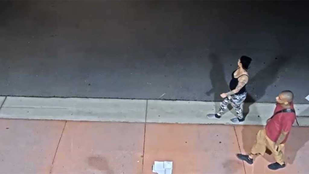 CBSMiami's tweet photo. .@MiamiBeachPD is searching for a man and woman in connection to a strong-armed #robbery that happened early #Tuesday morning. @peterdoenchcbs4 #SuspectsWanted #TouristRobbed #MiamiNews
Read More: https://t.co/Pk4dBD6GmA https://t.co/PJDdGoZbzl