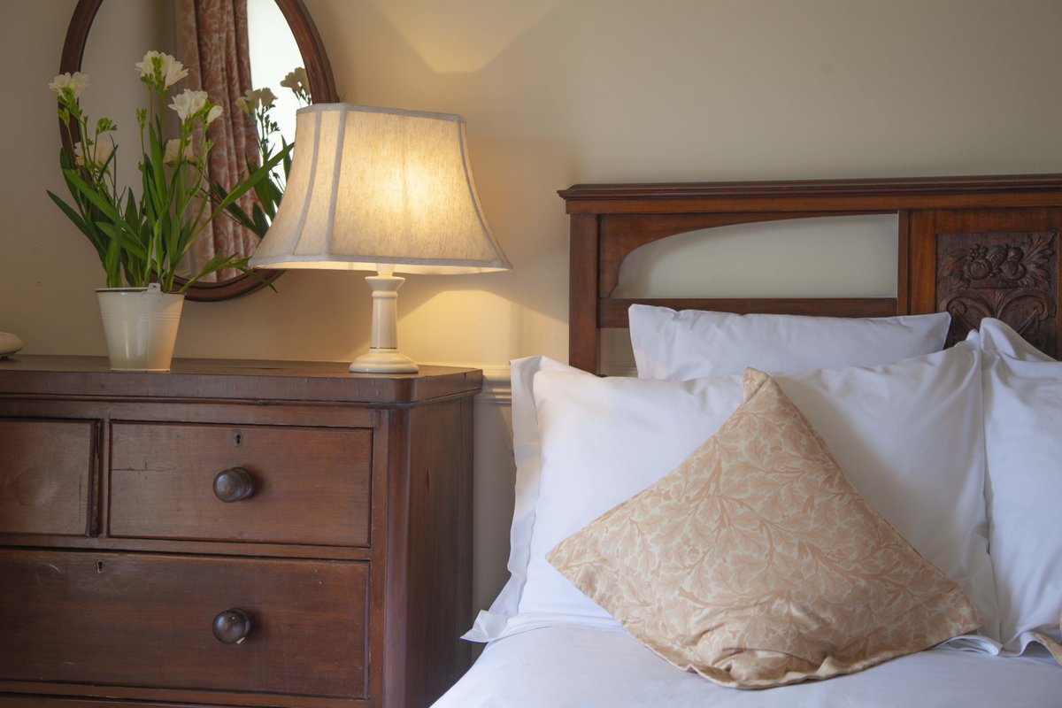 Cosy double bedrooms overlooking the market square. As well as,  views of Middleham Castle. 

How could you say no? 😌

ow.ly/gyK350vzDQS

#Wensleydale #hotel #cosy