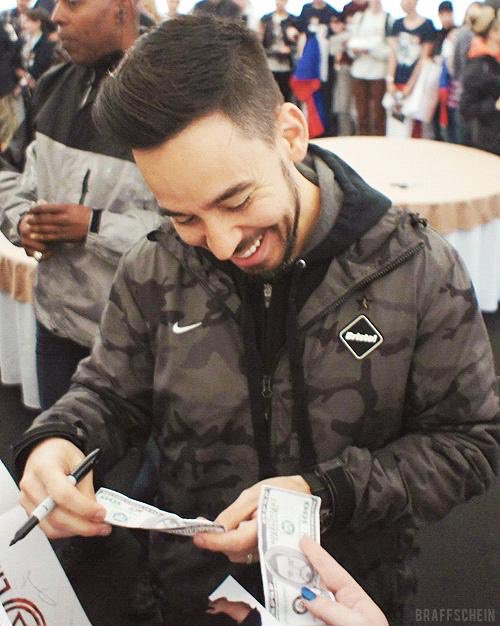 Royal Fluff: only God and Anna Shinoda probably know how much time Mike spent in front of the mirror to make each hair take its place in this truly flawless hairdress. Looks soft, natural, but stunning. Loved by many.