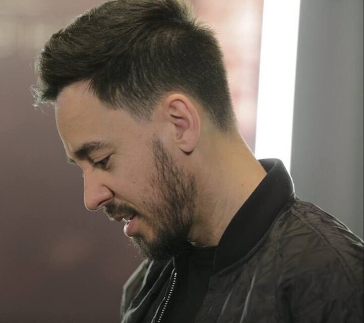 Royal Fluff: only God and Anna Shinoda probably know how much time Mike spent in front of the mirror to make each hair take its place in this truly flawless hairdress. Looks soft, natural, but stunning. Loved by many.
