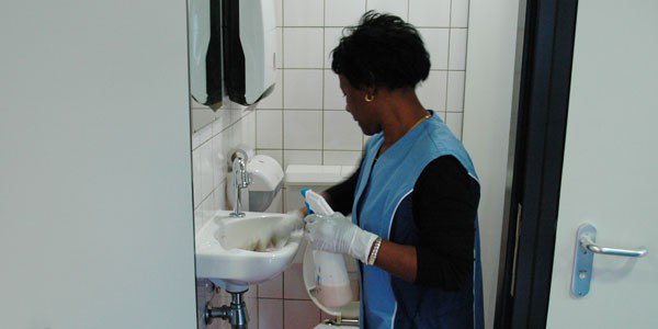 emd_bv's tweet photo. GEZOCHT: (voor school) schoonmaakmedewerkster Zuid-Beijjerland ma t/m vr. 15.00-18.30 uur +(voor kantoor) schoonmaakmedewerkster Oud-Beijerland ma t/m vr. 17.00-20.00 uur. Mail naar info@fbdw.nl https://t.co/ilg3MvGWln