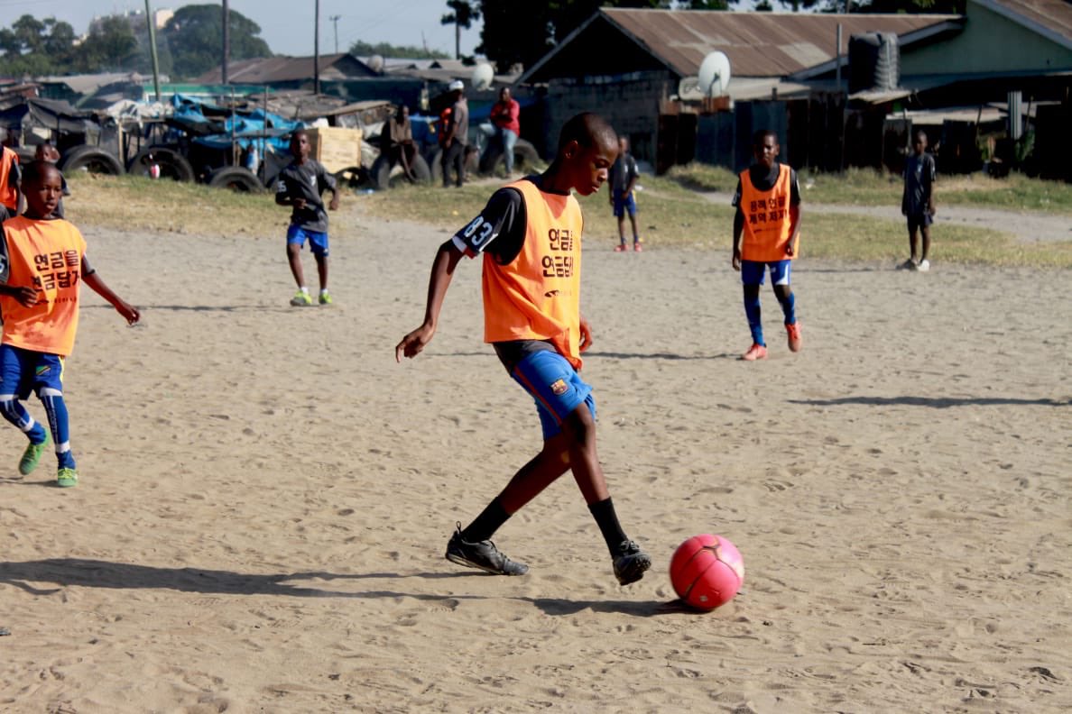 ENTRAINEMENT 🇫🇷 Nos joueurs ont travaillé dur pour continuer à s'entraîner avec notre personnel d'entraîneurs professionnels à Dar Es Salaam ... Continuez comme ça!

#7eliteacademy #7eliteafrica #procoaching