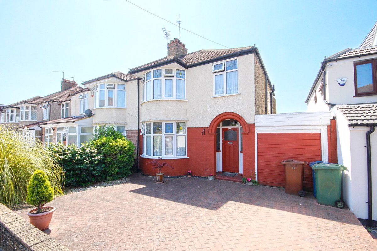 pulvercarr's tweet photo. FOR SALE | 1930's THREE BEDROOM SEMI DETACHED HOUSE, which requires modernisation and has potential to extend. Please click on the link for further details.

https://t.co/l7DWMQi8ID

#pulvercarr #guildproperty #propertforsale #propertywithpotential https://t.co/VVwOsGsrD9
